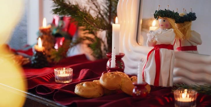 Lussebullar och ljus på ett bord