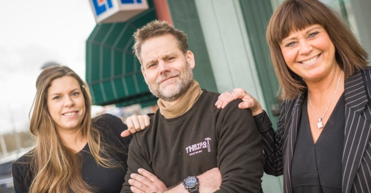 Ted tillsammans med våra medarbetare Fanny och Cecilia utanför vårt kontor i Osby.