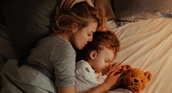 En mamma och ett barn sover. Larma på. Slappna av.