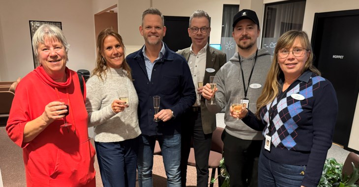 Kunder minglar med medarbetare på LF Västernorrland och IT-hubben