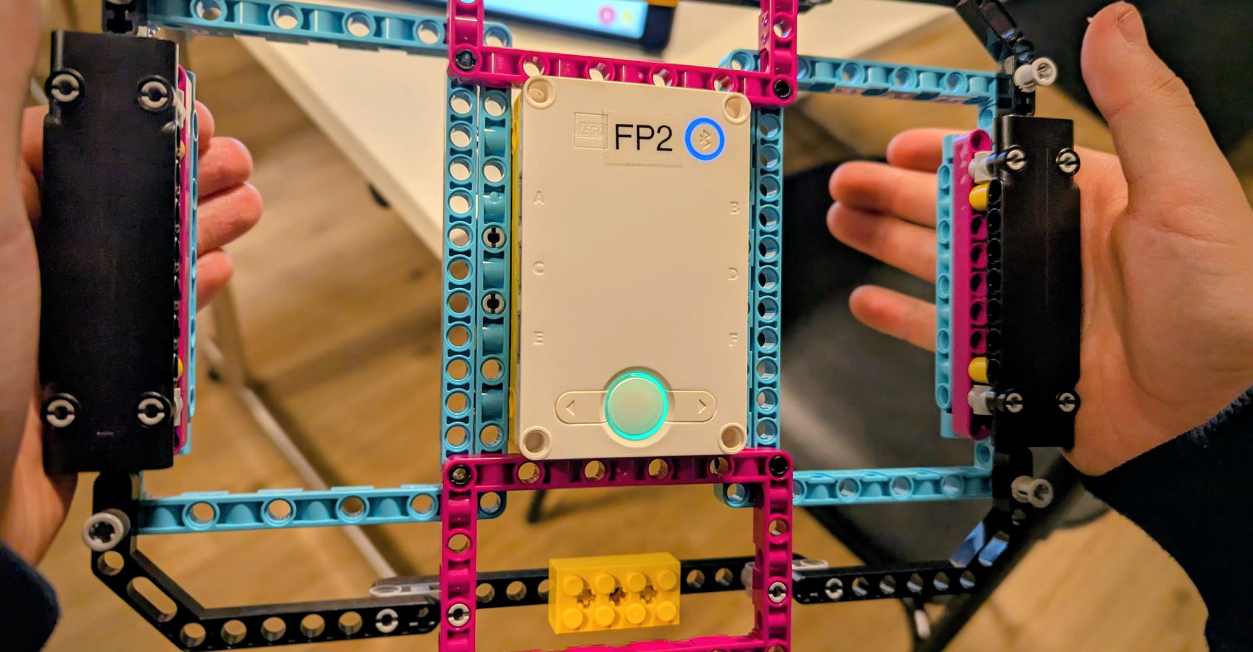 Illustration av barn som bygger med klossar