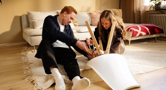 Ett förälskat par monterar en stol tillsammans.