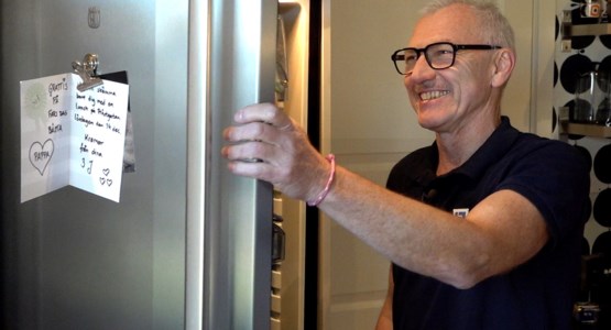 LF Hallands skadeförebyggare kontrollerar kylskåp i kök.