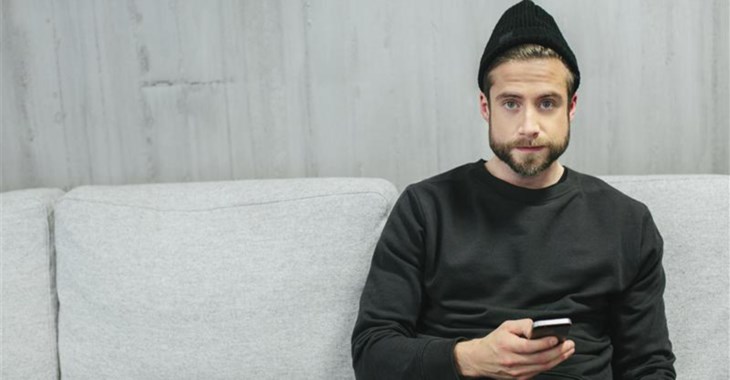 En man som sitter vid en dator.