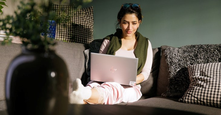 Kvinna sitter med sin lap top.