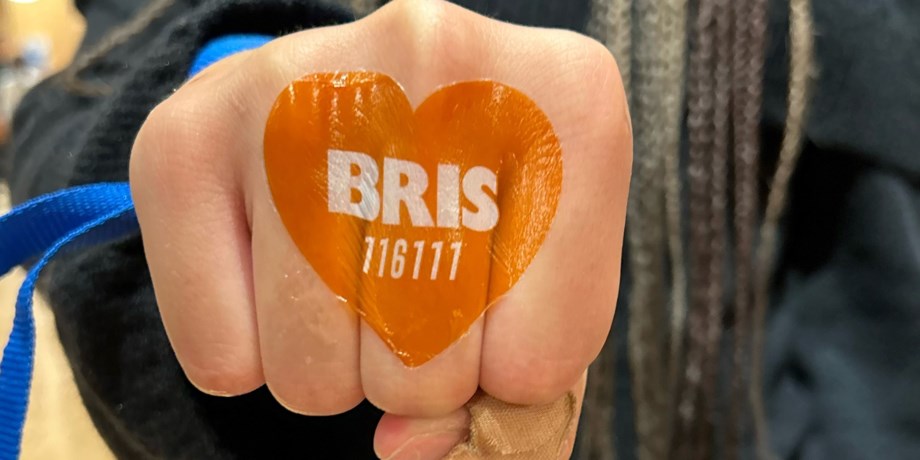 Hand med hjärta och Bris logotyp