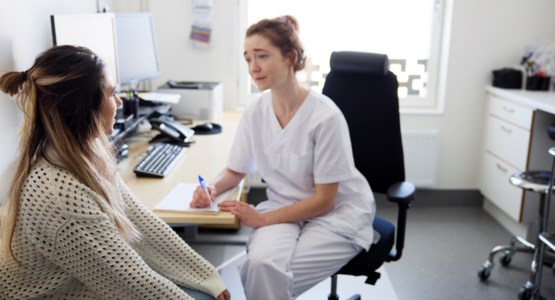 Läkare samtalar med patient 