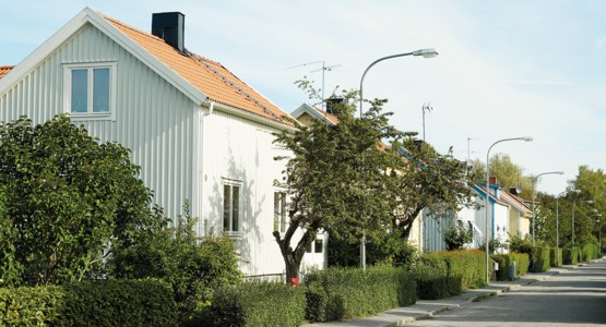 Villor längs gata.