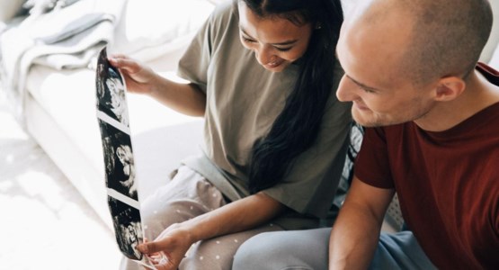 Ett par tittar på ultraljudsbilder.