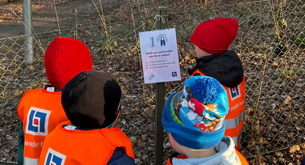 Barn går på tipspromenaden.