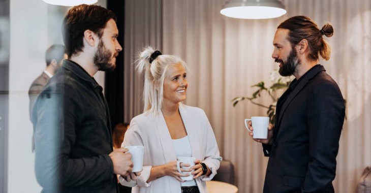 Kollegor samtalar på kontoret