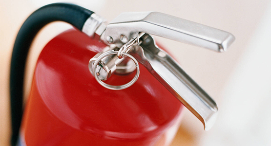 En röd branssläckare.