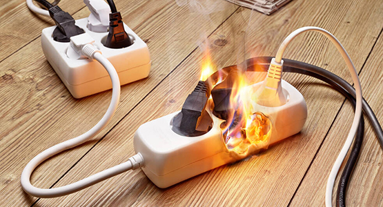 En elkontakt brinner.