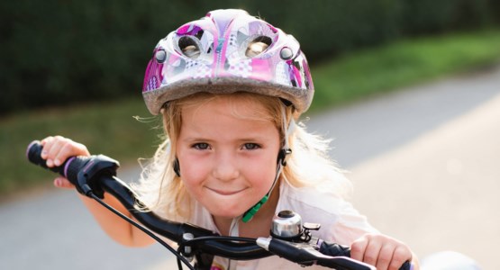 Flicka med cykelhjälm