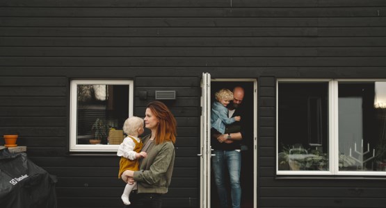 Barnfamilj utanför sin villa.
