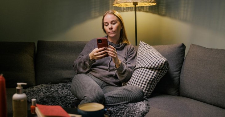 Kvinna sitter och gör budget.