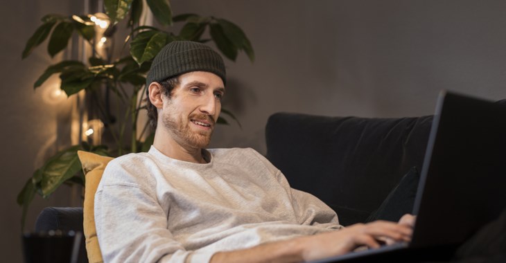 Kille får färre brev genom att använda sin laptop, foto.