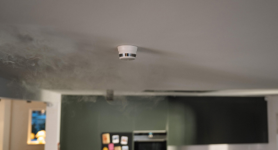 En brandvarnare larmar för rök.