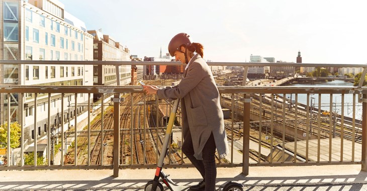 Tjej på elsparkcykel.