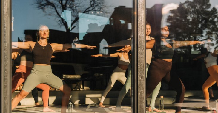 En grupp kvinnor tränar tillsammans