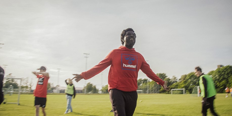 En ung fotbollsspelare gör en målgest.