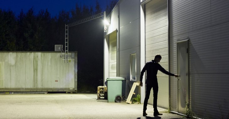 Man kör ut spånskivor genom port.