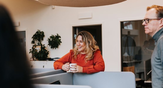 Företagsrådgivare i kontorsmiljö.