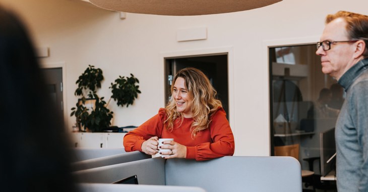Kollegor som pratar på kontor.