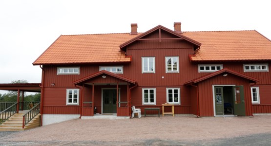 Ett rött stort trähus.