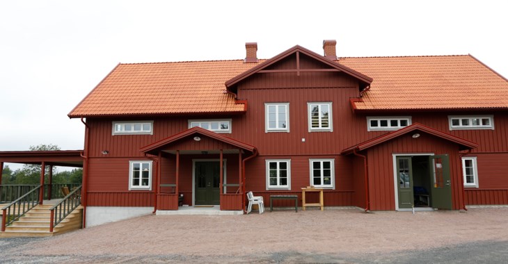 Ett rött stort trähus.