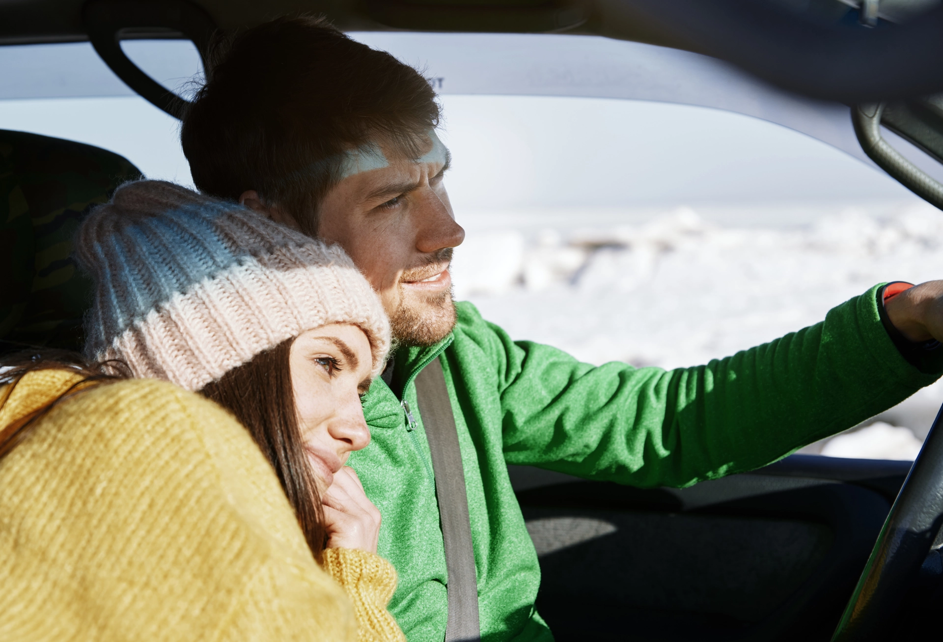 Par på bilresa på vintervägar.