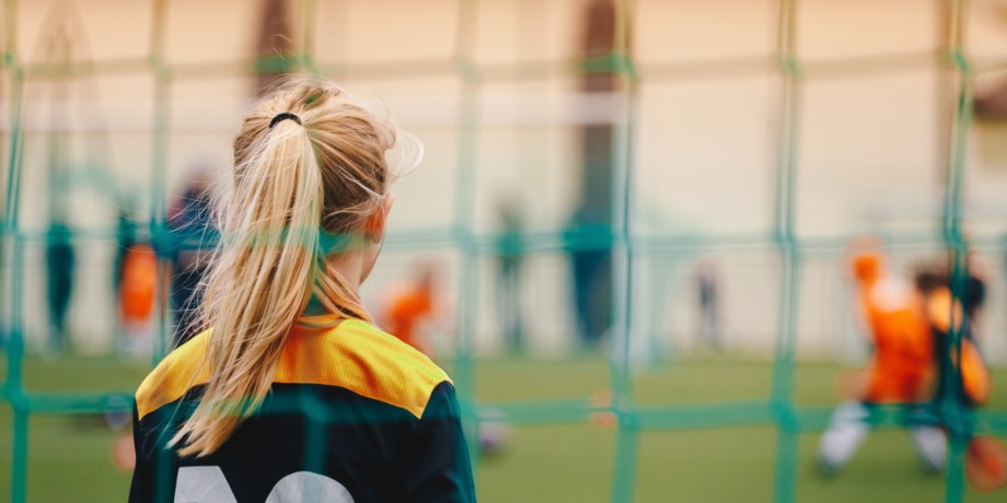 En flicka spelar fotboll, Samspel för trygga barn och unga