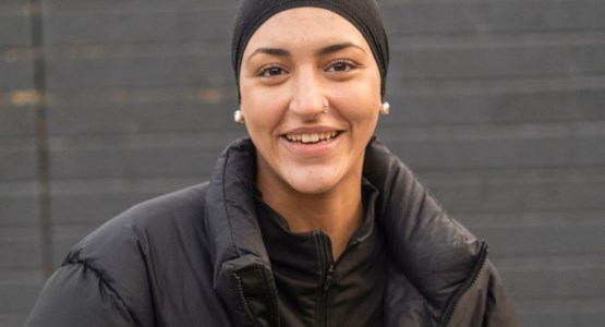 Ung kvinna i utomhusmiljö.