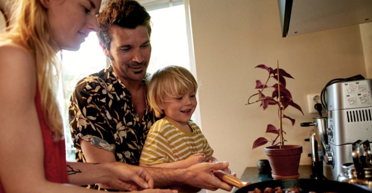 Familj lagar mat i kök