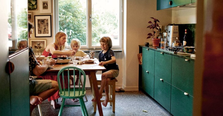 Familj med omvårdnadsbidrag äter lunch i köket, foto.