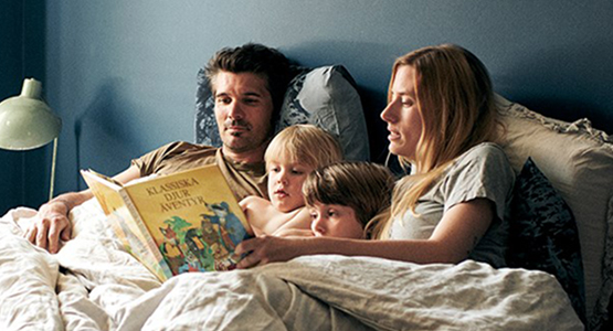 Familj läser saga, foto