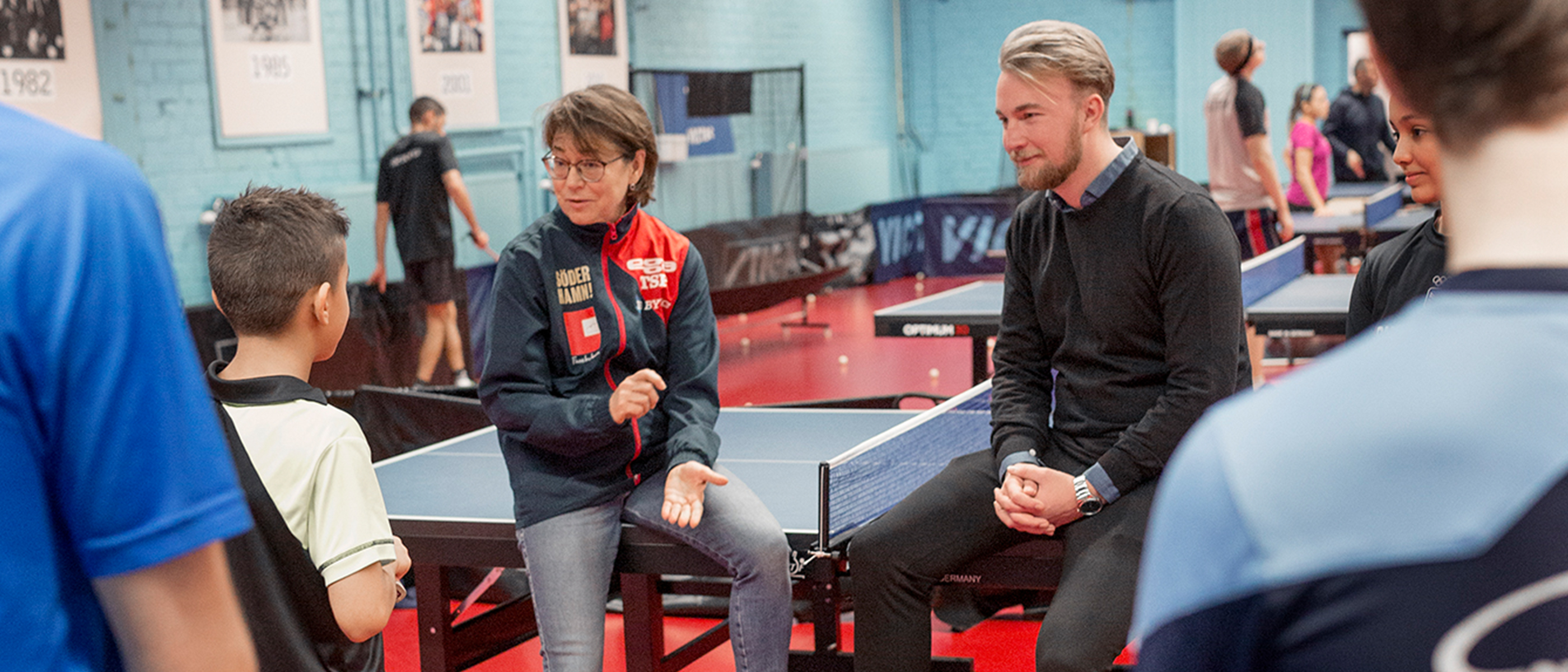 barn som spelar pingis