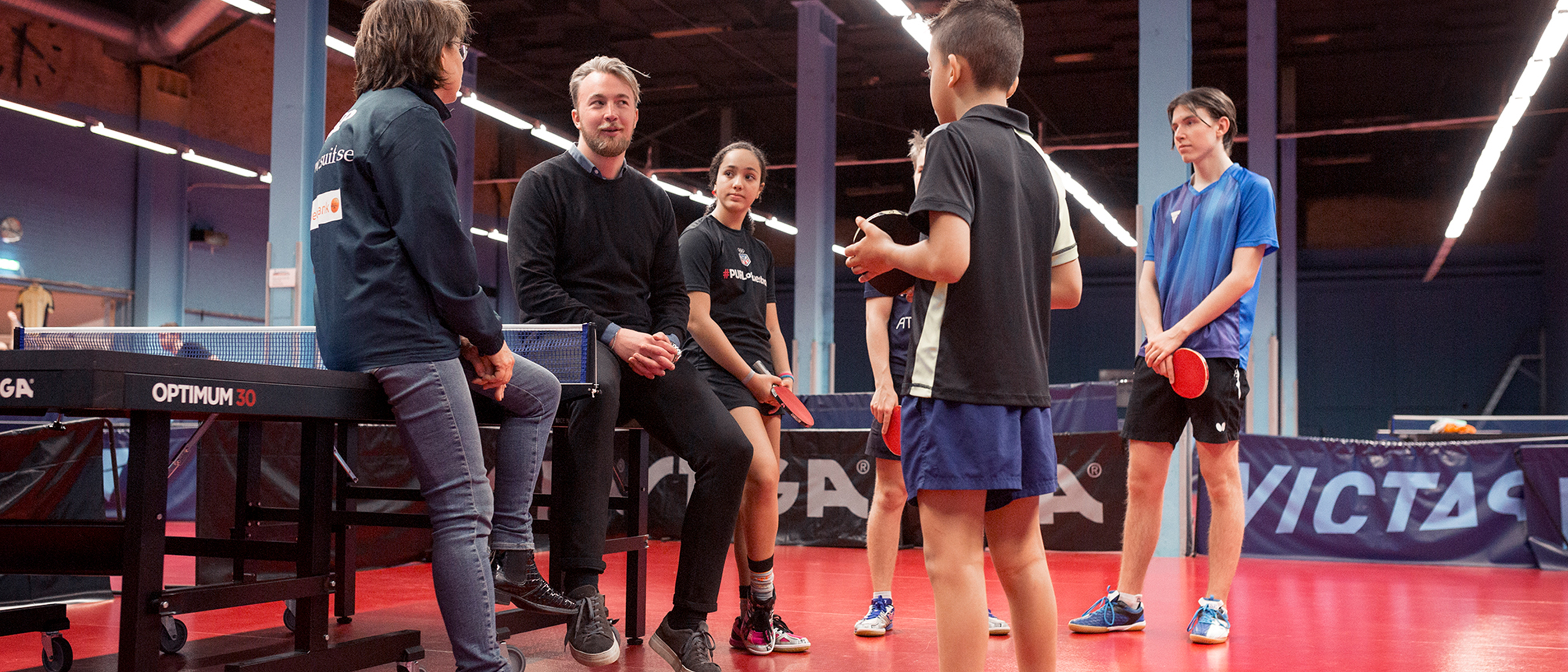 barn och vuxna i pingishall