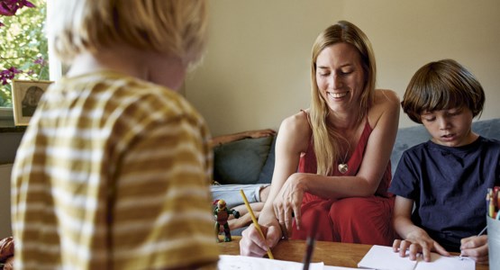 Familj i  vardagsrum