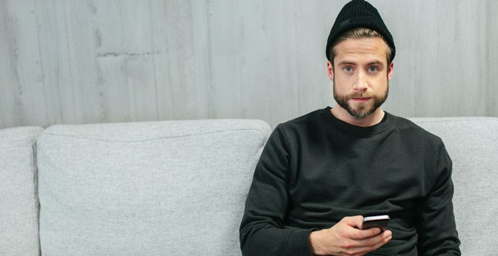 Ung man med en mobiltelefon