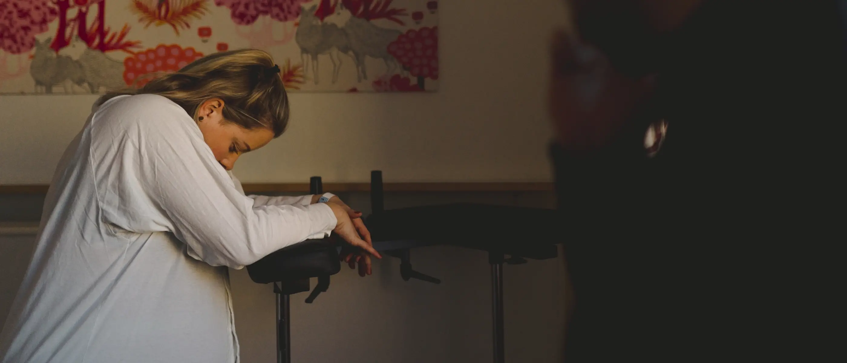 En mamma lutar sig över en gåstol under förlossningen.