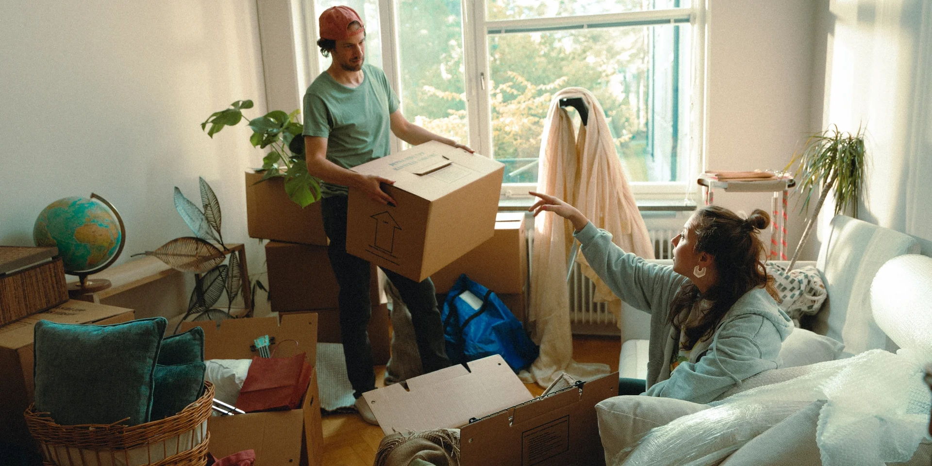 Par i hyreslägenhet med flyttkartonger.