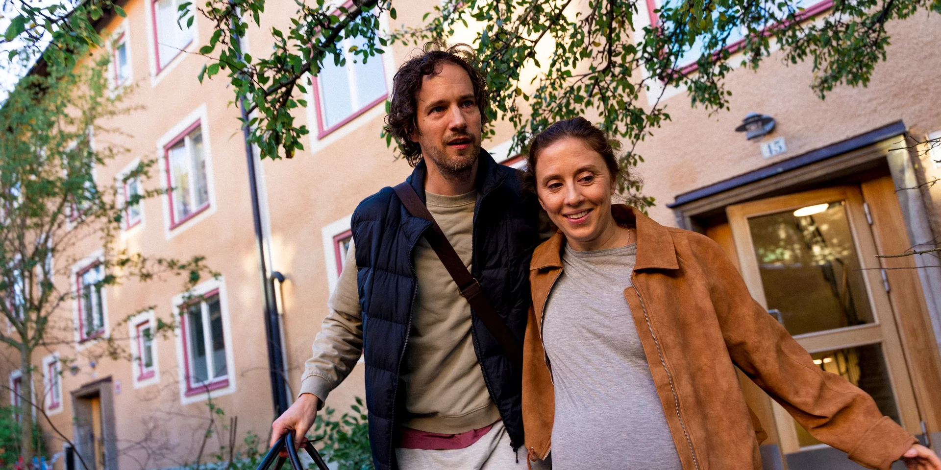 Par går ut från bostadsrätt.