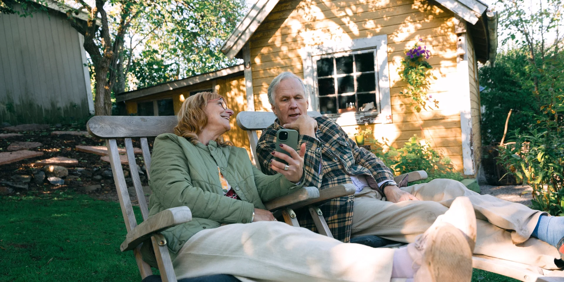 Par framför fritidshus.