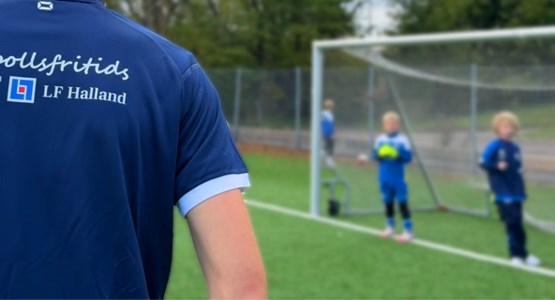 Två pojkar spelar fotboll.