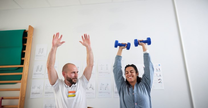 Två personer tränar rygg och armar