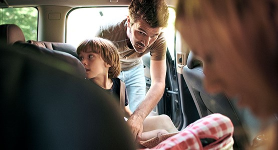 Pappa och barn i bil.