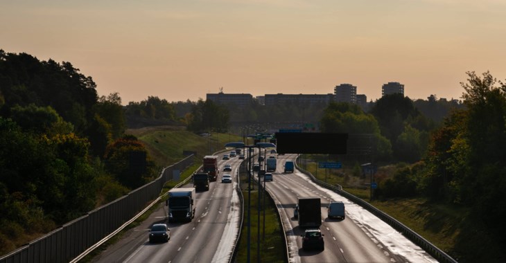 Trafik på motorväg i kvällsljus.