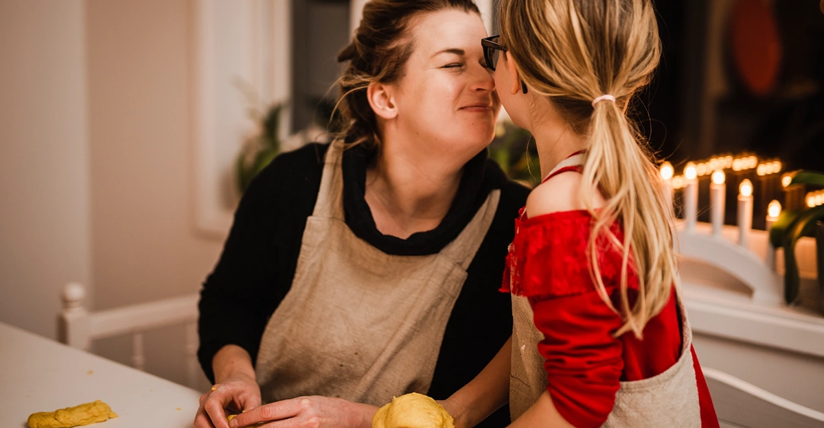 Moster och barn bakar och har julmys.