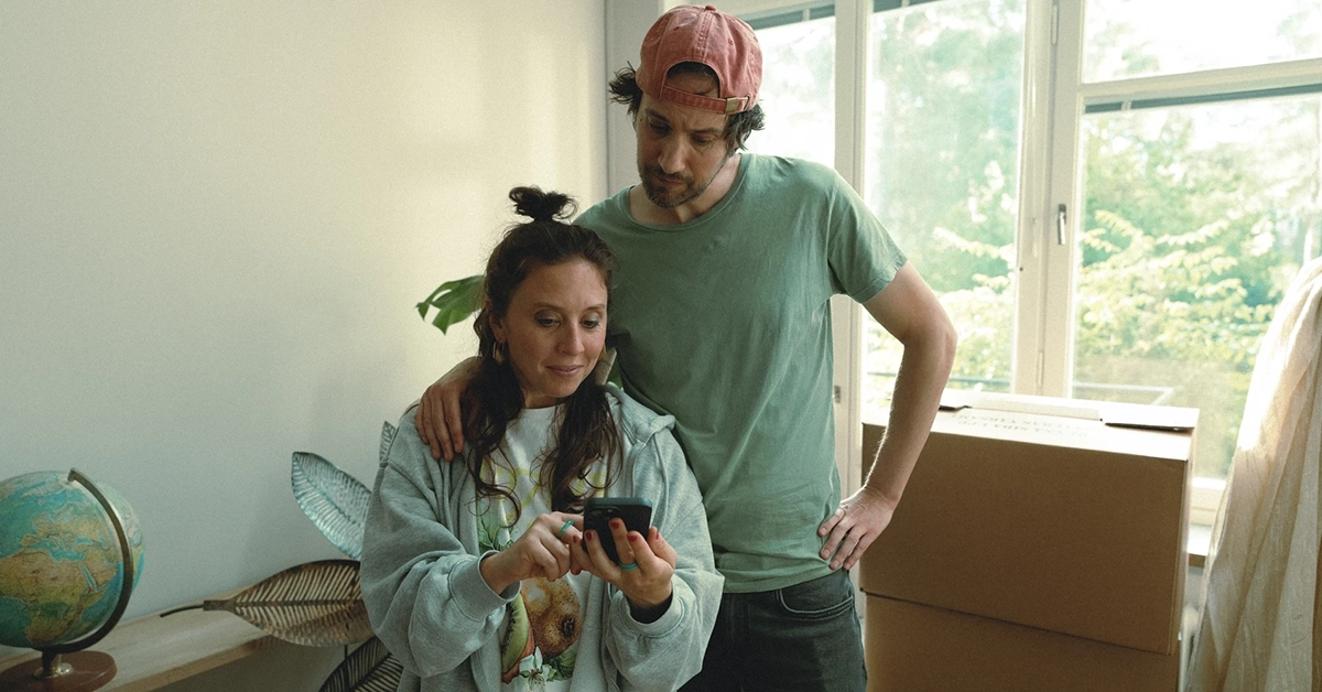 Moster och barn bakar och har julmys.